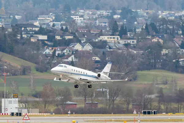 Zürih, İsviçre, 23 Ocak 2025 T7-ROGY Gulfstream G200 Galaxy uçağı Davos 'taki dünya ekonomik forumu sırasında 28. pistten kalkıyor.