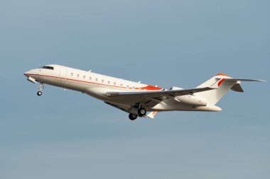 Zürih, İsviçre, 24 Ocak 2025 T7-RSP Bombardier Global 6000 uçağı Davos 'taki dünya ekonomik forumu sırasında 28. pistten kalkıyor.