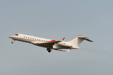Zürih, İsviçre, 24 Ocak 2025 T7-RSP Bombardier Global 6000 uçağı Davos 'taki dünya ekonomik forumu sırasında 28. pistten kalkıyor.