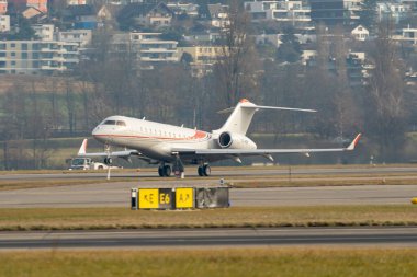 Zürih, İsviçre, 24 Ocak 2025 T7-RSP Bombardier Global 6000 uçağı Davos 'taki dünya ekonomik forumu sırasında 28. pistten kalkıyor.