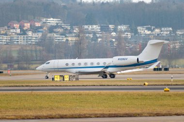Zürih, İsviçre, 24 Ocak 2025 N-128GV Gulfstream G600 uçakları Davos 'taki dünya ekonomik forumunda taksicilik yapıyor.