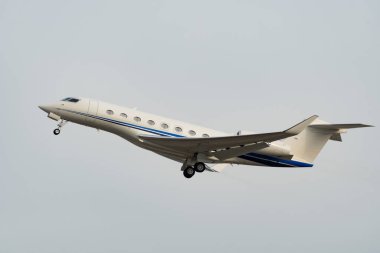 Zürih, İsviçre, 24 Ocak 2025 N-870PS Gulfstream G650ER uçağı Davos 'taki dünya ekonomik forumu sırasında 28. pistten kalkıyor.