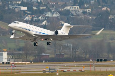 Zürih, İsviçre, 24 Ocak 2025 N-870PS Gulfstream G650ER uçağı Davos 'taki dünya ekonomik forumu sırasında 28. pistten kalkıyor.