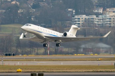 Zürih, İsviçre, 24 Ocak 2025 N-870PS Gulfstream G650ER uçağı Davos 'taki dünya ekonomik forumu sırasında 28. pistten kalkıyor.