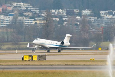 Zürih, İsviçre, 24 Ocak 2025 N-128GV Gulfstream G600 uçağı Davos 'taki dünya ekonomik forumu sırasında 28 numaralı pistten kalkıyor.