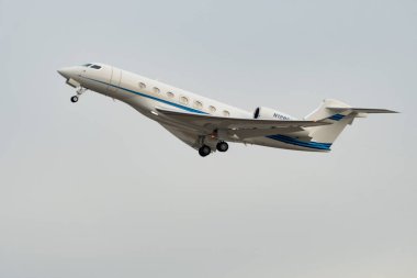 Zürih, İsviçre, 24 Ocak 2025 N-128GV Gulfstream G600 uçağı Davos 'taki dünya ekonomik forumu sırasında 28 numaralı pistten kalkıyor.