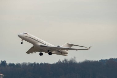 Zürih, İsviçre, 24 Ocak 2025 T7-MASHI Bombardier Global 5000 uçağı Davos 'taki dünya ekonomik forumu sırasında 28 numaralı pistten kalkıyor.