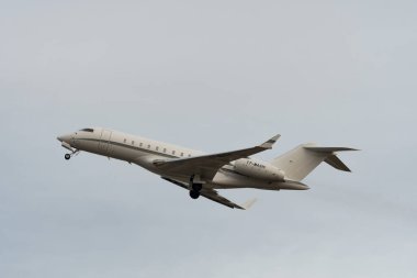 Zürih, İsviçre, 24 Ocak 2025 T7-MASHI Bombardier Global 5000 uçağı Davos 'taki dünya ekonomik forumu sırasında 28 numaralı pistten kalkıyor.