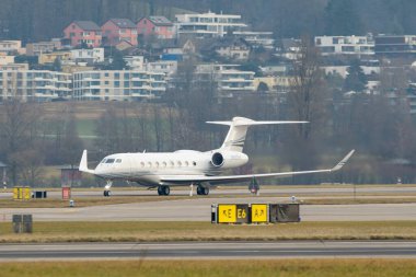 Zürih, İsviçre, 24 Ocak 2025 N-650WS Gulfstream G650ER uçağı Davos 'taki dünya ekonomik forumu sırasında 28. pistten kalkıyor.