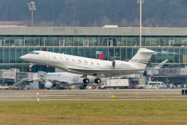 Zürih, İsviçre, 24 Ocak 2025 N-650WS Gulfstream G650ER uçağı Davos 'taki dünya ekonomik forumu sırasında 28. pistten kalkıyor.