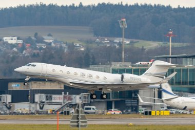 Zürih, İsviçre, 24 Ocak 2025 N-650WS Gulfstream G650ER uçağı Davos 'taki dünya ekonomik forumu sırasında 28. pistten kalkıyor.