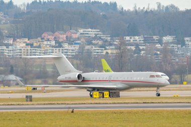 Zürih, İsviçre, 24 Ocak 2025 9H-VJS Vista Jet Bombacısı Global 6000 uçak Davos 'taki dünya ekonomik forumu sırasında taksicilik yapıyor.