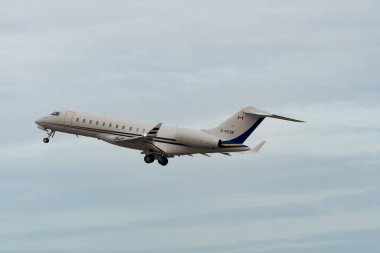 Zürih, İsviçre, 24 Ocak 2025 C-FCDE Bombardier Global 6500 uçağı Davos 'taki dünya ekonomik forumu sırasında 28. pistten kalkıyor.