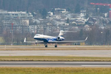Zürih, İsviçre, 24 Ocak 2025 N-393VF Sun Air Gulfstream G500 uçağı Davos 'taki dünya ekonomik forumu sırasında 28. pistten kalkıyor.
