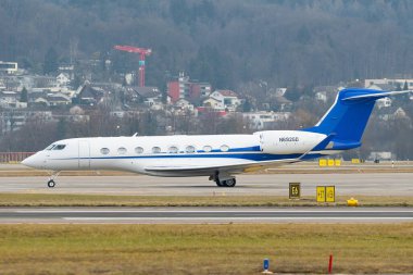 Zürih, İsviçre, 24 Ocak 2025 N-692GD Gulfstream G650ER uçağı Davos 'taki dünya ekonomik forumunda taksicilik yapıyor.