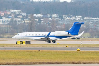 Zürih, İsviçre, 24 Ocak 2025 N-692GD Gulfstream G650ER uçağı Davos 'taki dünya ekonomik forumunda taksicilik yapıyor.