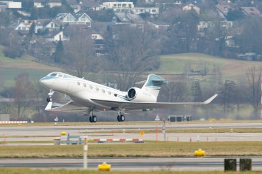 Zürih, İsviçre, 24 Ocak 2025 N-955WB Gulfstream G500 uçağı Davos 'taki dünya ekonomik forumu sırasında 28. pistten kalkıyor.