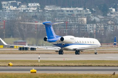 Zürih, İsviçre, 24 Ocak 2025 N-692GD Gulfstream G650ER uçağı Davos 'taki dünya ekonomik forumunda taksicilik yapıyor.