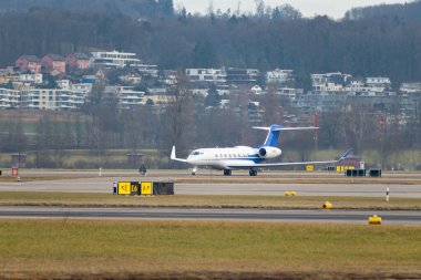 Zürih, İsviçre, 24 Ocak 2025 N-692GD Gulfstream G650ER uçağı Davos 'taki dünya ekonomik forumu sırasında 28. pistten kalkıyor.