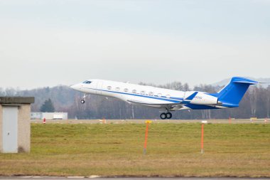 Zürih, İsviçre, 24 Ocak 2025 N-692GD Gulfstream G650ER uçağı Davos 'taki dünya ekonomik forumu sırasında 28. pistten kalkıyor.