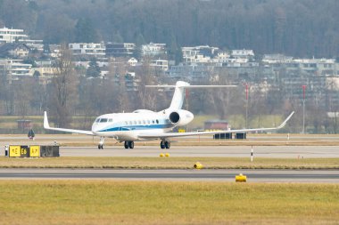 Zürih, İsviçre, 24 Ocak 2025 N-8833 Gulfstream G650 uçağı Davos 'taki dünya ekonomik forumunda taksicilik yapıyor.