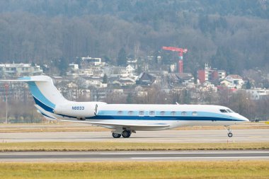 Zürih, İsviçre, 24 Ocak 2025 N-8833 Gulfstream G650 uçağı Davos 'taki dünya ekonomik forumunda taksicilik yapıyor.
