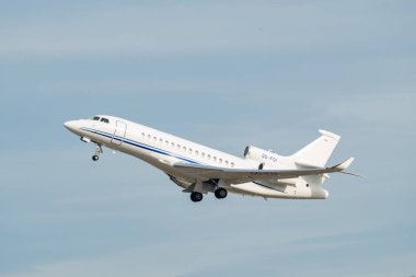 Zürih, İsviçre, 24 Ocak 2025 Dassault Falcon 8X uçağı Davos 'taki dünya ekonomik forumu sırasında 28. pistten kalkıyor.
