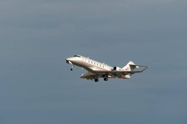 Zürih, İsviçre, 24 Ocak 2025 9H-VCS Vista Jet Bombacı Challenger 350 uçağı Davos 'taki dünya ekonomik forumu sırasında 28 numaralı pistten kalkıyor.