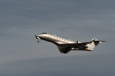 Zürih, İsviçre, 24 Ocak 2025 9H-VCS Vista Jet Bombacı Challenger 350 uçağı Davos 'taki dünya ekonomik forumu sırasında 28 numaralı pistten kalkıyor.