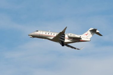 Zürih, İsviçre, 24 Ocak 2025 9H-VCS Vista Jet Bombacı Challenger 350 uçağı Davos 'taki dünya ekonomik forumu sırasında 28 numaralı pistten kalkıyor.