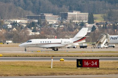 Zürih, İsviçre, 24 Ocak 2025 CS-LTT Jet Jets Europe Cessna 680A Enlem uçağı Davos 'taki dünya ekonomik forumu sırasında taksicilik yapıyor