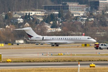 Zürih, İsviçre, 24 Ocak 2025 N-189QS Net Jets Bombardıman Küresel, 7500 uçak Davos 'taki dünya ekonomik forumu sırasında taksicilik yapıyor