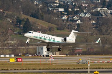 Zürih, İsviçre, 24 Ocak 2025 5N-FGW Nijerya Hava Kuvvetleri Gulfstream G550 uçağı Davos 'taki dünya ekonomik forumu sırasında 28. pistten kalkıyor.