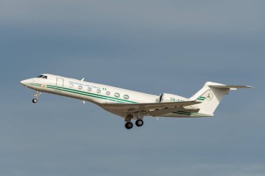 Zürih, İsviçre, 24 Ocak 2025 5N-FGW Nijerya Hava Kuvvetleri Gulfstream G550 uçağı Davos 'taki dünya ekonomik forumu sırasında 28. pistten kalkıyor.