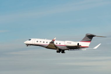 Zürih, İsviçre, 24 Ocak 2025 N-148B Gulfstream G650 uçağı Davos 'taki dünya ekonomik forumu sırasında 28 numaralı pistten kalkıyor.