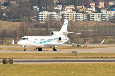 Zürih, İsviçre, 24 Ocak 2025 HB-JSC Dassault Falcon 8X uçağı Davos 'taki dünya ekonomik forumunda taksicilik yapıyor.