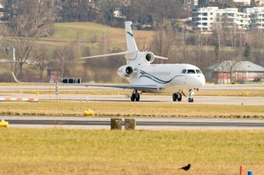 Zürih, İsviçre, 24 Ocak 2025 HB-JSC Dassault Falcon 8X uçağı Davos 'taki dünya ekonomik forumunda taksicilik yapıyor.