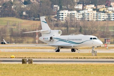 Zürih, İsviçre, 24 Ocak 2025 HB-JSC Dassault Falcon 8X uçağı Davos 'taki dünya ekonomik forumunda taksicilik yapıyor.