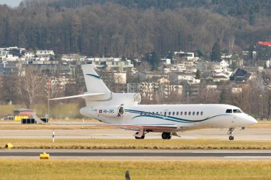 Zürih, İsviçre, 24 Ocak 2025 HB-JSC Dassault Falcon 8X uçağı Davos 'taki dünya ekonomik forumunda taksicilik yapıyor.