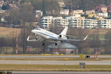 Zürih, İsviçre, 24 Ocak 2025 N-860PS Dassault Falcon 2000LXS uçağı Davos 'taki dünya ekonomik forumu sırasında 28. pistten kalkıyor.