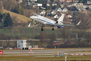 Zürih, İsviçre, 24 Ocak 2025 N-860PS Dassault Falcon 2000LXS uçağı Davos 'taki dünya ekonomik forumu sırasında 28. pistten kalkıyor.