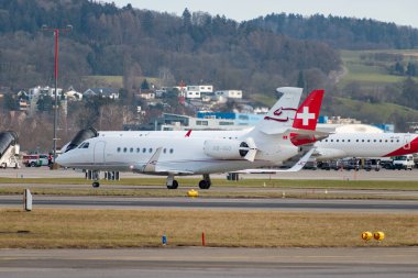 Zürih, İsviçre, 24 Ocak 2025 HB-IGO Cat Aviation Dassault Falcon 2000LXS uçağı Davos 'taki dünya ekonomik forumu sırasında taksicilik yapıyor.