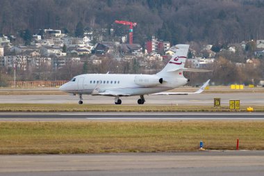 Zürih, İsviçre, 24 Ocak 2025 HB-IGO Cat Aviation Dassault Falcon 2000LXS uçağı Davos 'taki dünya ekonomik forumu sırasında taksicilik yapıyor.