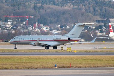 Zürih, İsviçre, 24 Ocak 2025 9H-VJS Vista Jet Bombacısı Global 6000 uçak Davos 'taki dünya ekonomik forumu sırasında taksicilik yapıyor.