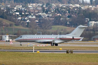 Zürih, İsviçre, 24 Ocak 2025 9H-VJS Vista Jet Bombacısı Global 6000 uçak Davos 'taki dünya ekonomik forumu sırasında taksicilik yapıyor.