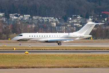 Zürih, İsviçre, 24 Ocak 2025 N-80TE Solairus Havacılık Bombacısı Global 6500 uçağı Davos 'taki dünya ekonomik forumu sırasında taksicilik yapıyor.
