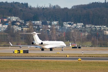 Zürih, İsviçre, 24 Ocak 2025 N-80TE Solairus Havacılık Bombacısı Global 6500 uçağı Davos 'taki dünya ekonomik forumu sırasında taksicilik yapıyor.