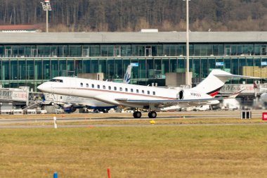 Zürih, İsviçre, 24 Ocak 2025 N-180QS Net Jets Global 7500 uçakları Davos 'taki dünya ekonomik forumu sırasında 28. pistten kalkıyor.