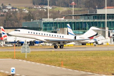 Zürih, İsviçre, 24 Ocak 2025 N-180QS Net Jets Global 7500 uçakları Davos 'taki dünya ekonomik forumu sırasında 28. pistten kalkıyor.