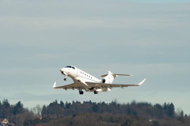 Zürih, İsviçre, 24 Ocak 2025 D-BIFJ Vista Jet Embraer 500. uçak Davos 'taki dünya ekonomik forumu sırasında 28. pistten kalkıyor.